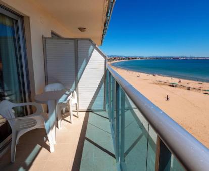 Foto de las instalaciones de este hotel con vistas al mar.