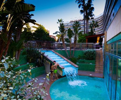 Pareja disfrutando de una de las preciosas piscinas exteriores de este romántico hotel.