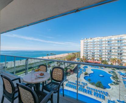 Foto de las instalaciones de este hotel con vistas al mar.