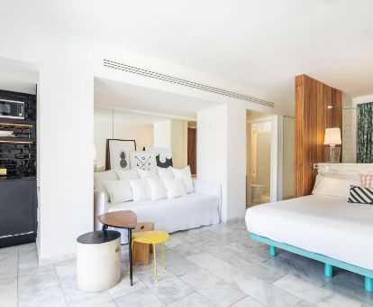 Una de las modernas suites con cocina privada de este moderno hotel.