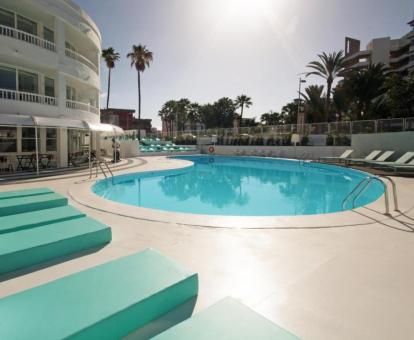 Foto de la piscina al aire libre disponible todo el año de este hotel.