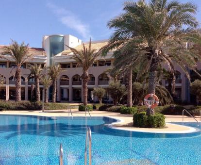 Foto de la piscina al aire libre disponible todo el año del hotel.