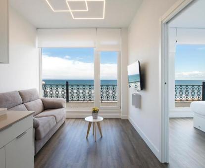 Foto de uno de los apartamentos tipo estudio con balcón y vistas al mar.