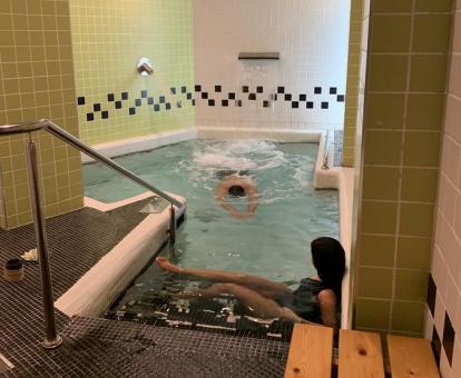 Foto de las instalaciones del spa con piscina con chorros.