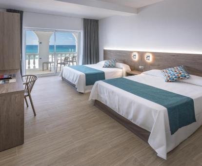 Foto de una de las alegres habitaciones con vistas al mar y terraza privada.