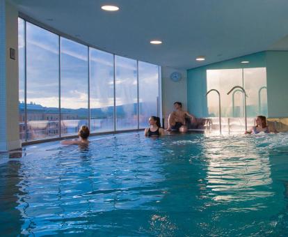 Foto de la piscina de hidroterapia del spa del hotel con vistas a la ciudad.