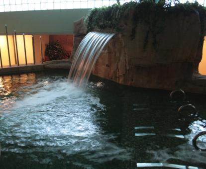 Foto de la piscina de hidroterapia del spa con cascada.