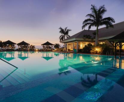 Foto de la piscina al aire libre de este maravillo hotel.