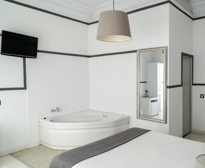Foto de la habitacion doble con bañera de hidromasaje del hostal Gran Vía 63 Rooms de Madrid