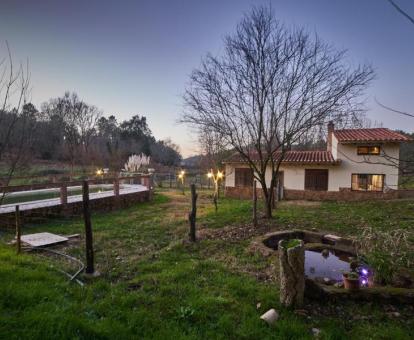 Foto de esta preciosa casa rural con piscina privada y jardín.