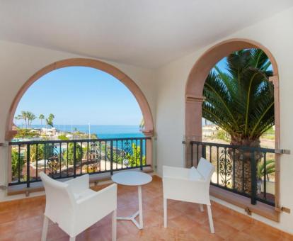 Foto de la terraza privada con vistas al mar de una de las habitaciones de este hotel.