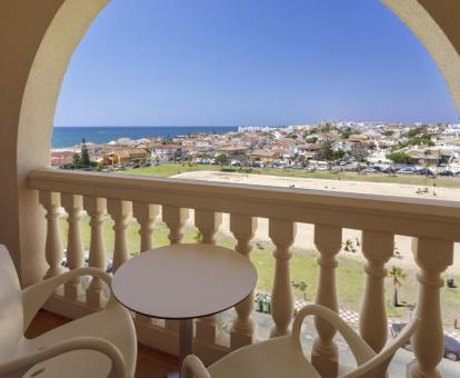 Foto del balcón con vistas al mar de una de las habitaciones del hotel.