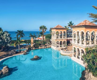 Bellos exteriores de este hotel solo para adultos con gran piscina y vistas.