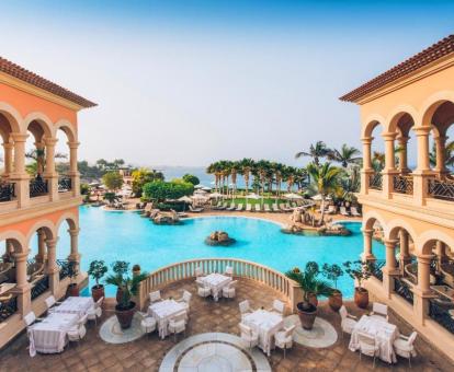 Foto de la gran piscina del hotel y las zonas exteriores con vistas al mar.