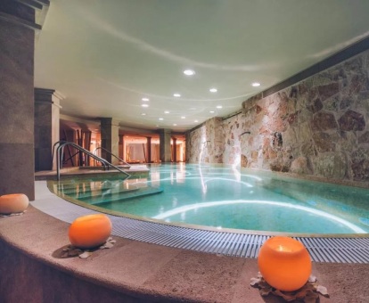 Foto de la piscina de hidroterapia del spa.