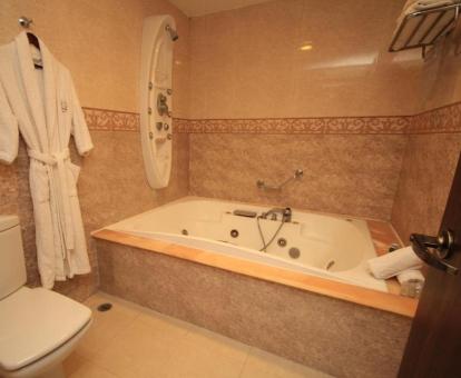 Foto de la bañera de hidromasaje privada de la Suite Principal.