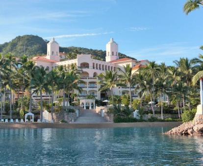 Foto de las instalaciones de este hotel frente al mar.