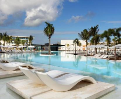 Foto de la piscina al aire libre de este precioso hotel todo incluido.