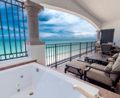 Foto de la Suite Máster con bañera de hidromasaje privada en la terraza y vistas al mar.