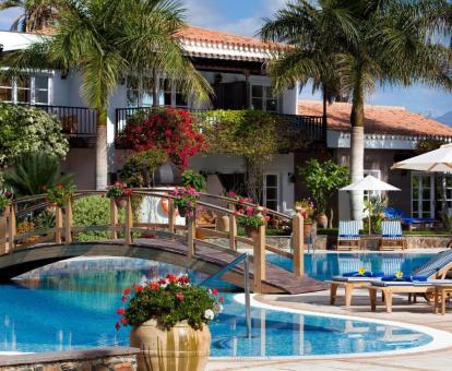 Foto de la gran piscina al aire libre disponible todo el año de este hotel de lujo.