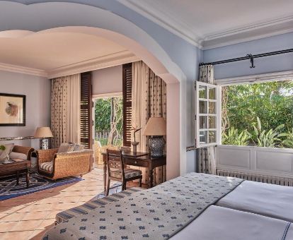 Una de las lujosas habitaciones con sala de estar independiente de este hotel romántico.