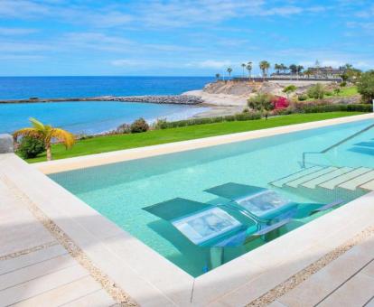 Foto de la piscina al aire libre con vista al mar del hotel.