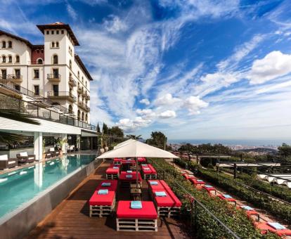 Foto de las instalaciones de este hotel con vistas al mar.