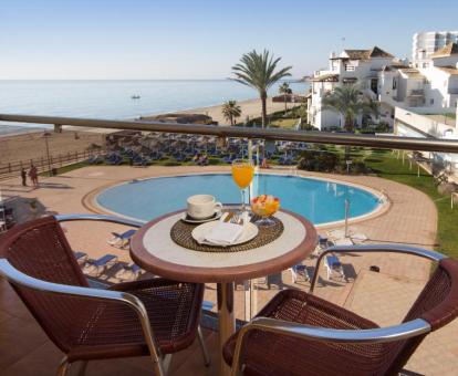 Foto de la terraza privada con vistas al mar de una de las habitaciones del hotel.