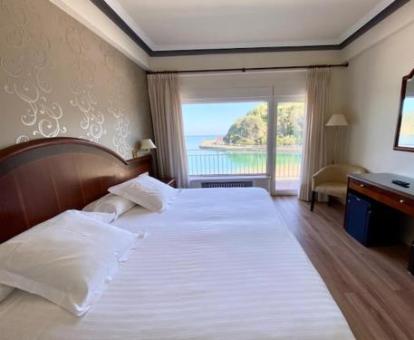 Foto de una de las habitaciones con amplias vistas al mar del hotel.