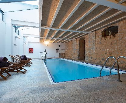 Piscina cubierta del centro de bienestar de este acogedor hotel para parejas.