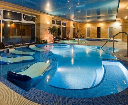 Amplia piscina interior con elementos de hidroterapia del centro de bienestar de este romántico hotel.
