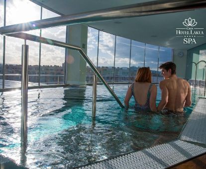 Pareja disfrutando de las instalaciones de bienestar con vistas de este romántico hotel. 