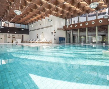 Gran piscina interior de la zona termal de este fabuloso hotel para parejas.