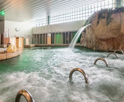 Amplia piscina interior con elementos de hidroterapia del centro de bienestar de este romántico hotel.