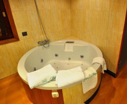 Bañera de hidromasaje privada circular de la suite del hotel.