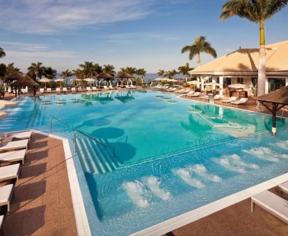 Foto de la piscina con hidroterapia al aire libre del hotel.