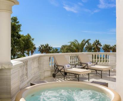 Amplia terraza con jacuzzi privado y vistas al mar de la suite real del hotel.