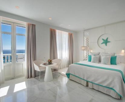Foto de una de las amplias habitaciones del hotel con vistas al mar.