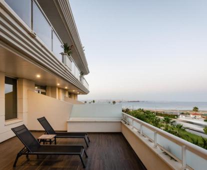 Foto de las instalaciones de este hotel con vistas al mar.