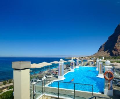 Foto de la piscina al aire libre disponible todo el año de este hotel.