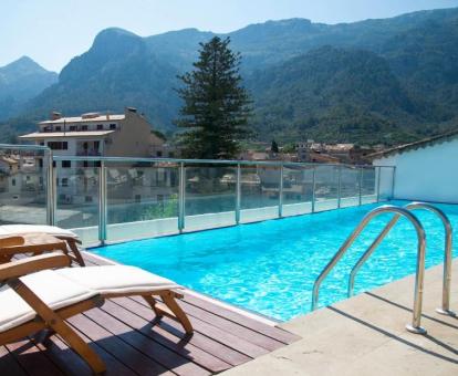 Foto de la piscina al aire libre disponible todo el año y con vistas a la naturaleza del hotel.