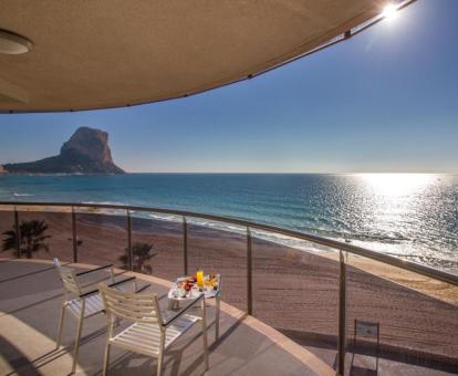 Foto de las instalaciones de este hotel con vistas al mar.