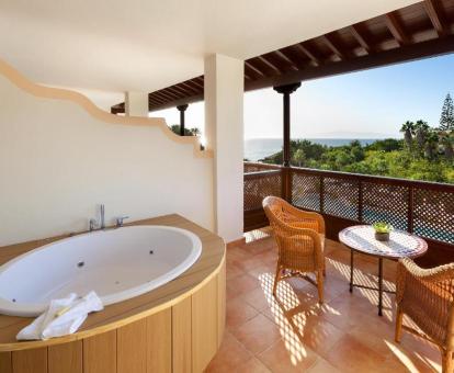 Terraza con bañera de hidromasaje al aire libre de la habitación Gold Level con vistas al océano.