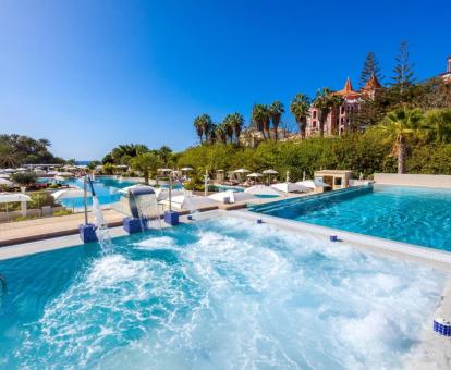 Foto de la piscina al aire libre disponible todo el año con chorros de hidroterapia.