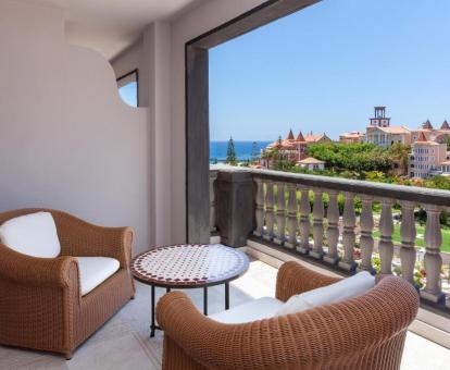 Foto de la terraza con vistas al mar de una de las habitaciones del hotel.