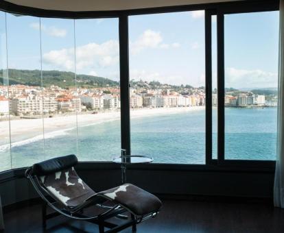 Foto de la Suite con fabulosas vistas al mar y bañera de hidromasajes privada.
