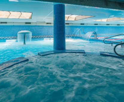 Piscina con elementos de hidroterapia del centro de bienestar de este moderno hotel.