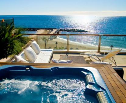 Foto de la Suite Junior Deluxe con bañera de hidromasaje y terraza con vistas al mar.
