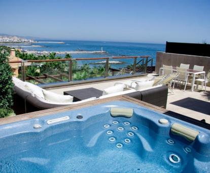 Foto de la terraza con vistas al mar y jacuzzi privado de la Suite Junior Deluxe.