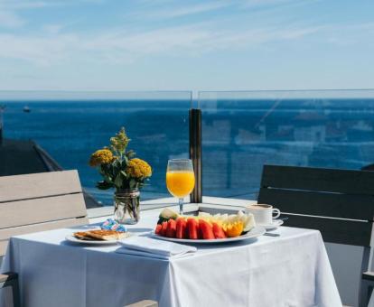 Foto de la terraza con vistas a mar de la Suite Junior del hotel.
